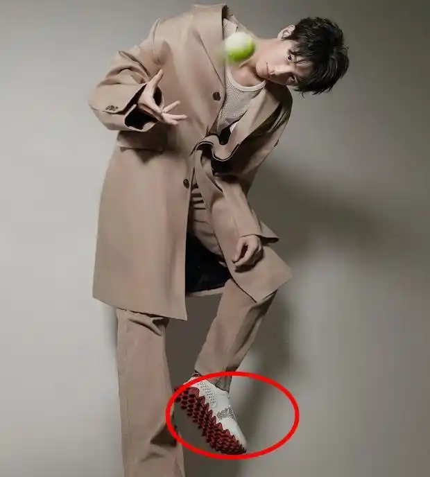 看到接下来王俊凯穿的每一件衣服,鞋子以及拍摄时的道具,会发现整个