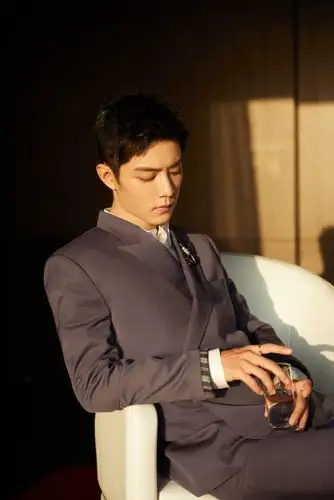 肖战星光大赏活动造型公开薰衣草色西服搭配短发气质十足