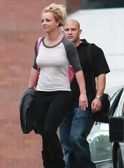 布兰妮真空夸张凸点尽显小甜甜豪放本色组图