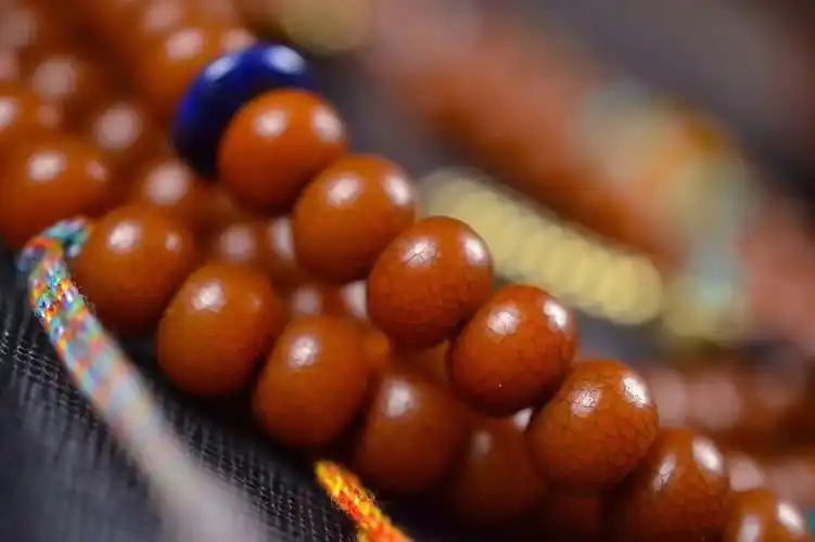 藏区百年老菩提手串〓0001直径8mm这条老菩提根念珠包浆酥润,颗颗压痕