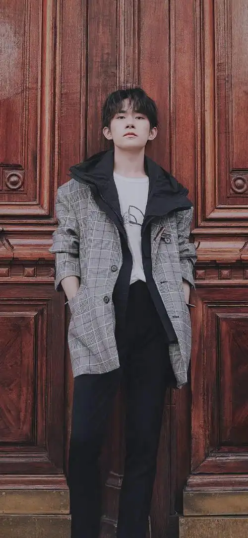 易烊千玺街拍帅气高清手机壁纸