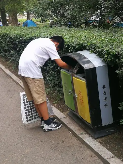 【知行合一】7年9班代江若峰捡瓶子社会实践