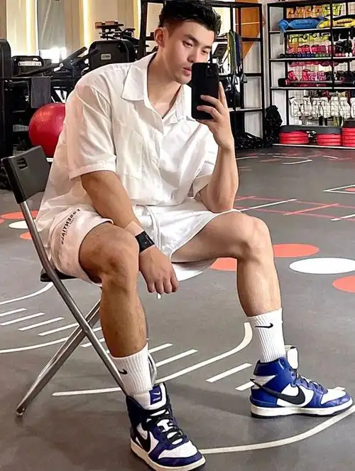 精壮帅气的四川男人,这身材怎能不让人爱呢?_网易订阅