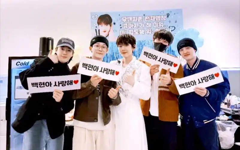 【exo】"他来看我的演唱会"| 这次换我挥着爱丽棒和应援手幅在台下为