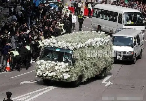 直击梅艳芳葬礼刘德华梁朝伟给她扶灵万人送行
