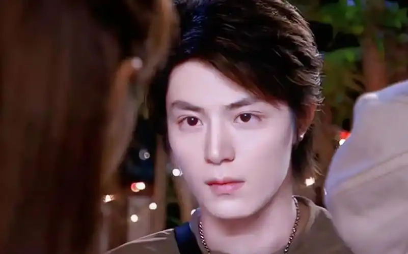 霍建华不愧是天涯四美,年轻时的颜值真是太帅了,他拍戏还不喜欢化妆