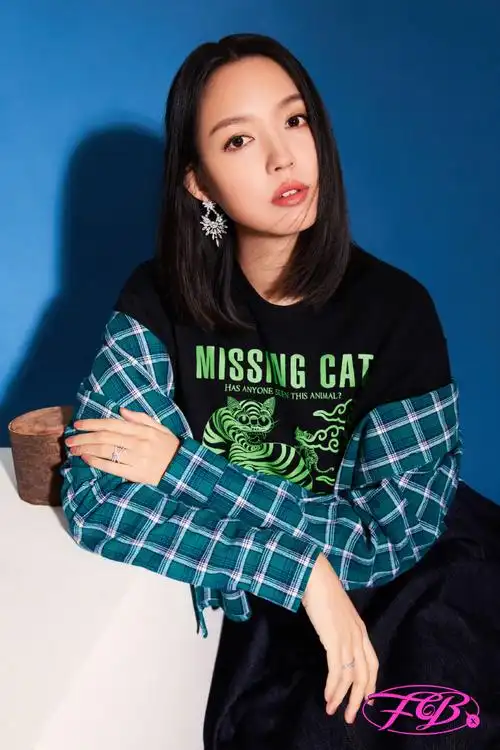 fb the 10th issue#张梓琳超话look2  90牛仔 格纹衬衫 腰果花皮带