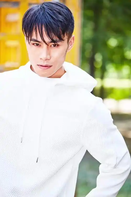 演员石欧全新写真 硬汉型男范儿荷尔蒙爆棚