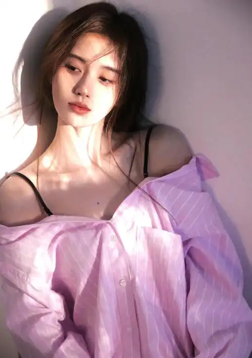 鞠婧祎吊带粉衬衫随拍,露锁骨秀香肩大玩下衣失踪,妩媚动人!