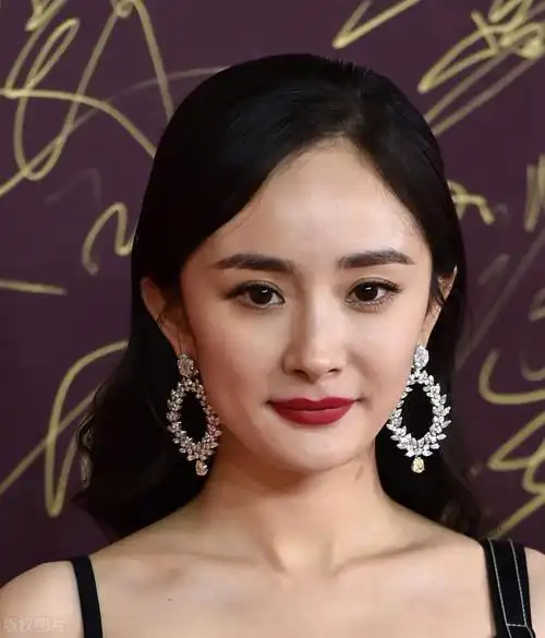 杨幂筷子腿和白狐狸脸