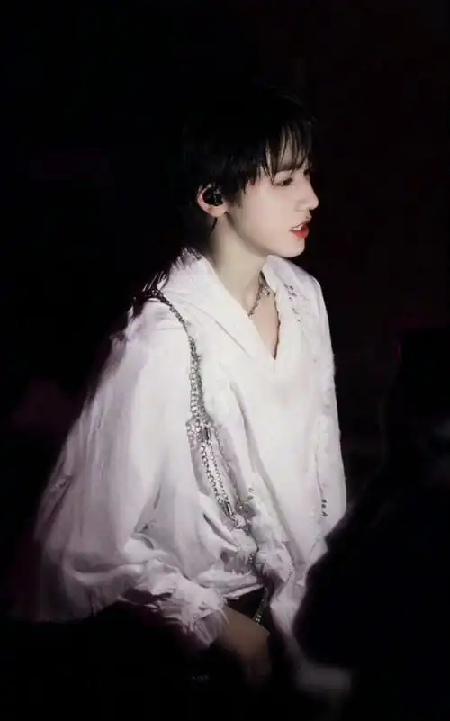 时代少年团侧颜杀#宋亚轩侧颜杀小宋名品侧颜杀,优越下颌线在线煞发