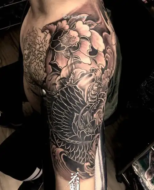 半甲遮盖!纹身图片_手臂胸部传统动物植物纹身图案