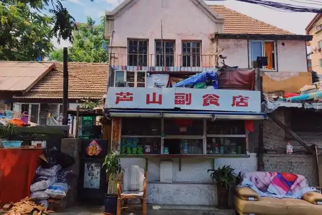 一家不起眼的小店铺也会走红,成了网红美女的拍照打卡地,放在过去,这