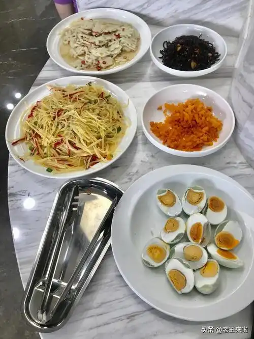 自助早餐厅并不大,菜品主食并不算多.