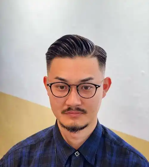 二八分是一种经典的男士发型,它将头发分成两部分,一边多一边少,呈现