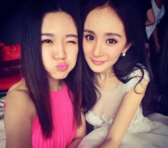 杨幂真闺蜜圈外人称猫姐,多年的感情纷纷羡煞旁人
