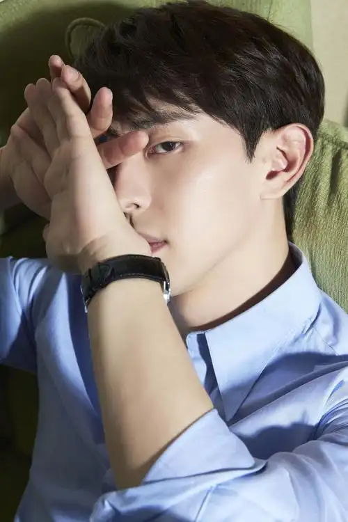 邓伦月白蓝衬衫造型