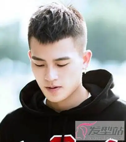 男士圆弧刘海短发发型 个性十足呆萌又减龄