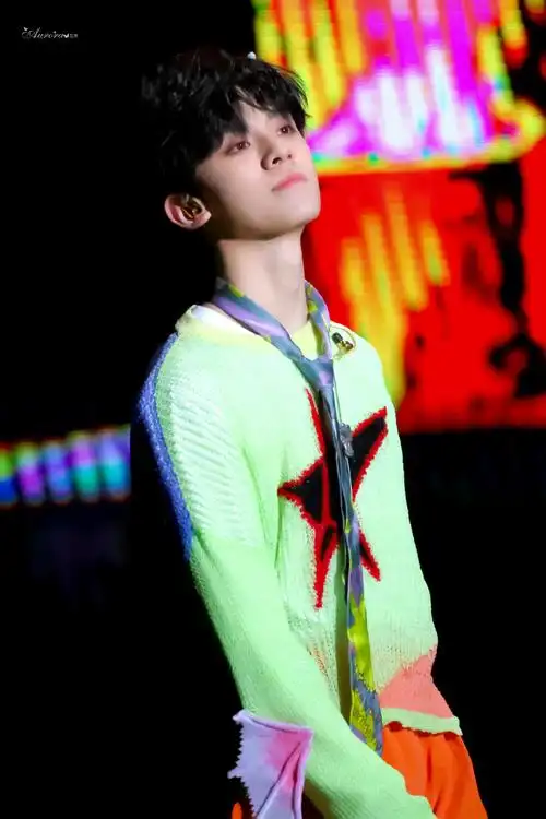 左航蓝色发带造型##左航新年音乐会舞台