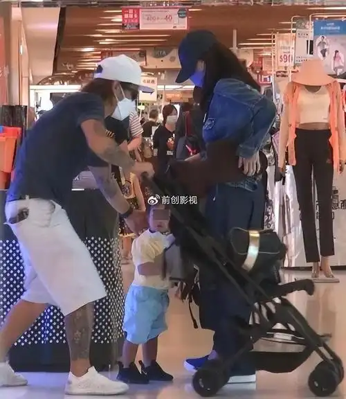 张礼承迎5周岁生日,张柏芝内地包场为儿庆生,混血小王子成焦点|张柏芝