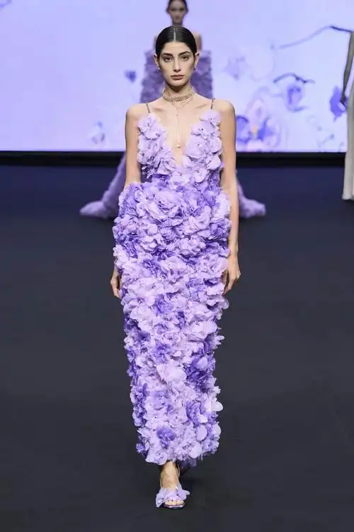 lakoradior拉珂蒂巴黎时装周大秀以"蝶入兰间"为主题,带我们见证了一