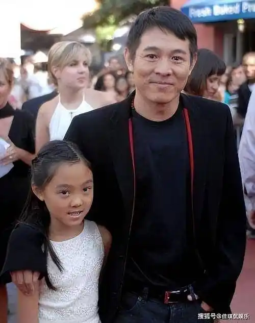 李连杰对利智说:咱们两个女儿都很怪的,长得既不像你又不像我