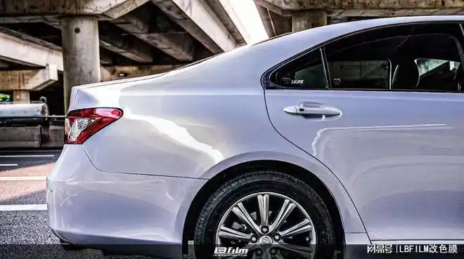 雷克萨斯es350lb改色膜珍珠白变金高贵的白色泛点金