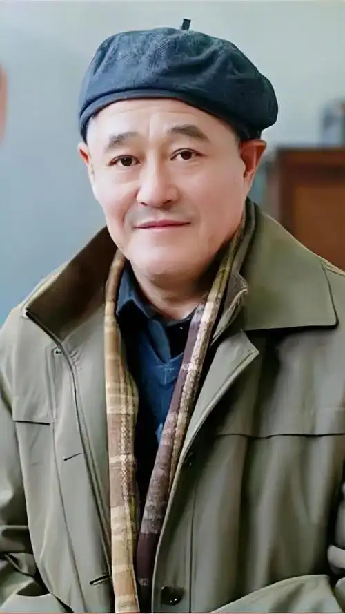 赵本山现状满头白发身形消瘦已经没有了当年的风采