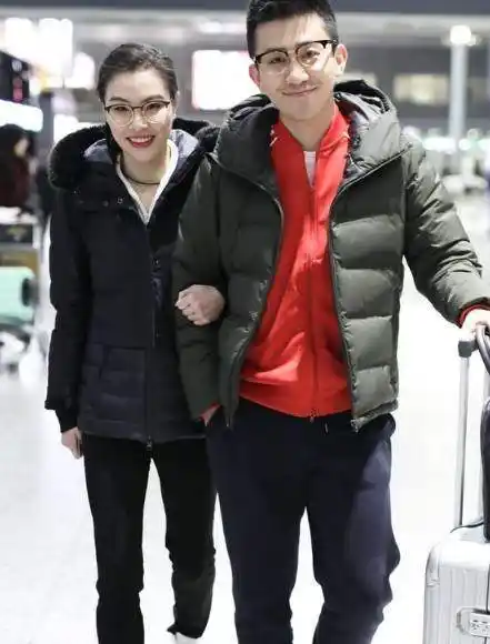 吴敏霞挽老公含笑现身机场,张效诚遭网易网友吐槽!