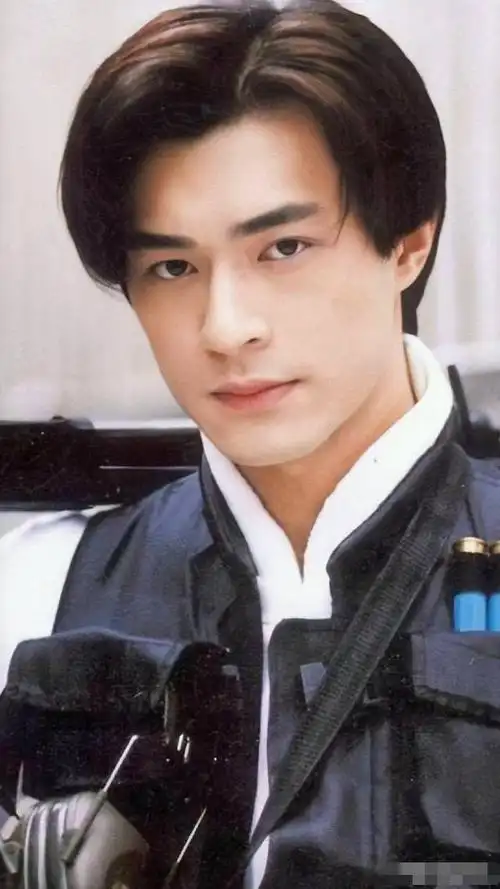 古天乐年轻的时候皮肤白皙,是一个名副其实的小鲜肉.