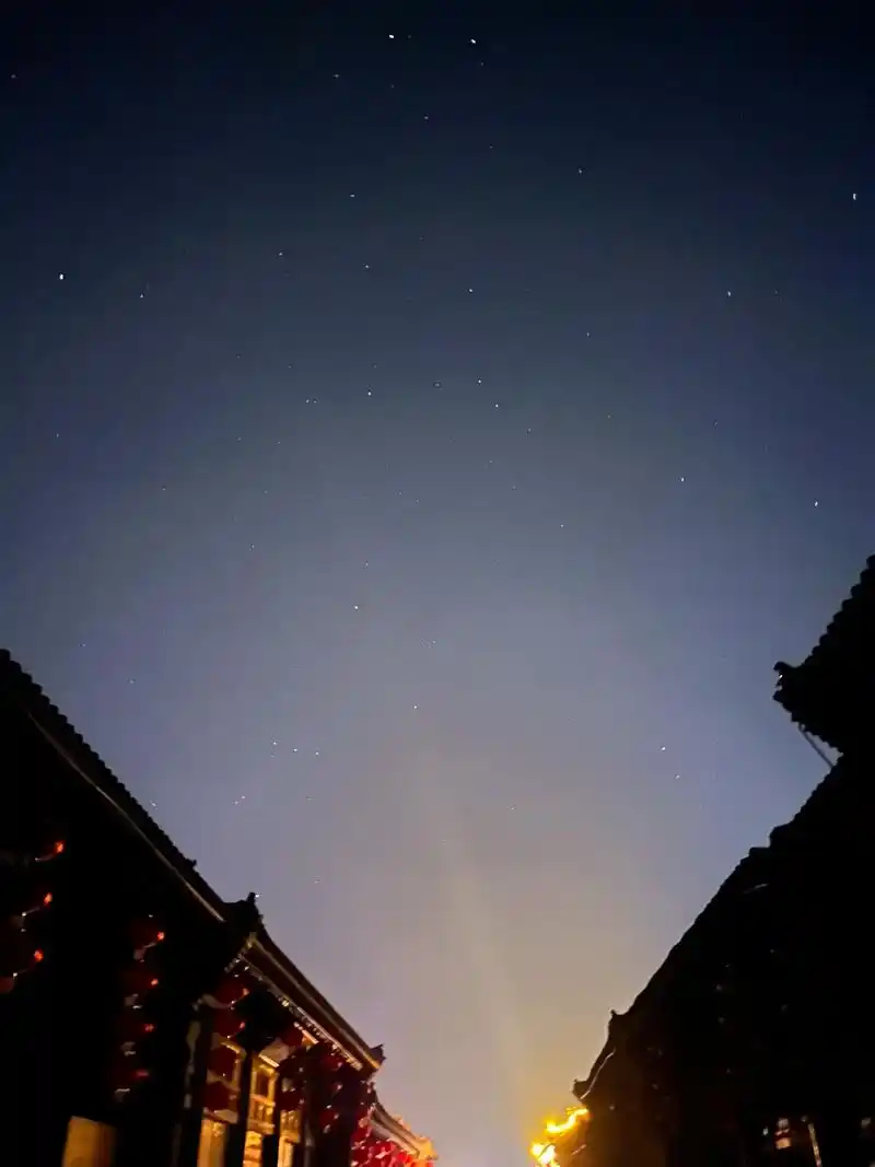 这是我许久未看到的星空,凌晨两点的古城夜景,繁星点点,我太爱 - 抖音