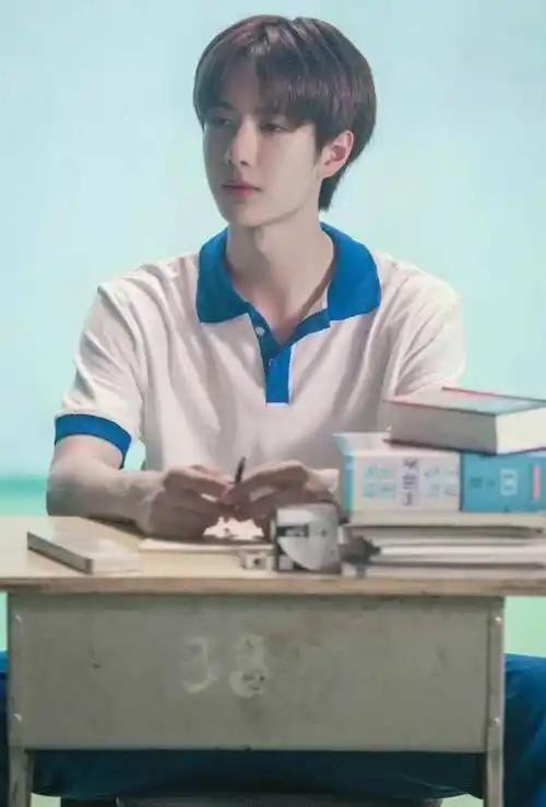 王一博穿校服的照片被疯传,本来是酷酷的校草,转眼却变小呆萌!