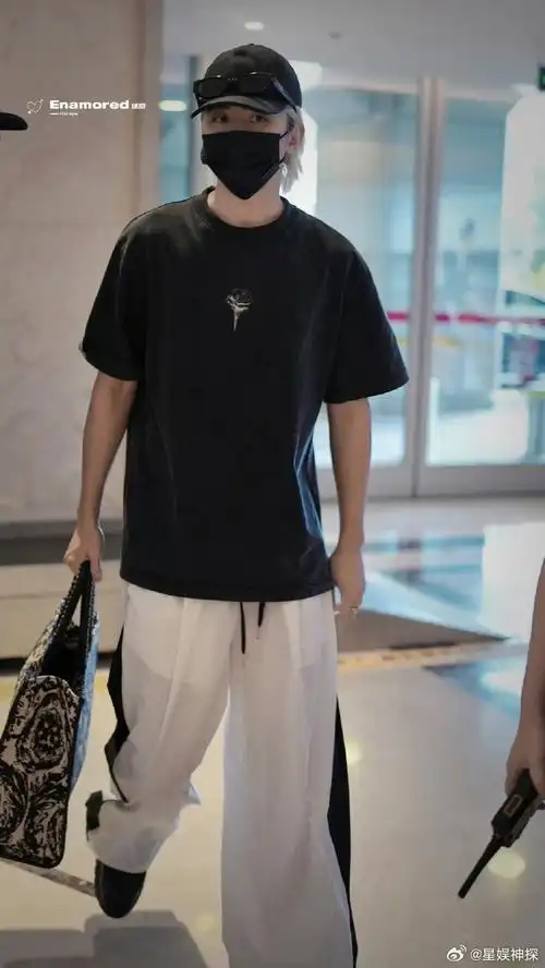 蔡徐坤裤兜发光##蔡徐坤的裤子好透