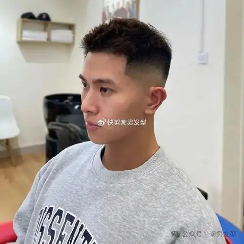 很受年轻男生推崇的一款个性发型之一,两边的头发渐层铲出渐变的效果