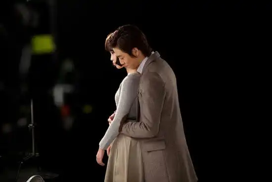 iu删去mv中的背后拥抱场面,"太害羞了"