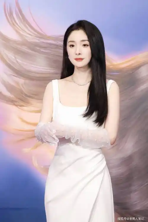 出场太美了,杨幂黑长直白裙手套,优雅名媛仙气满满_气质_演技_美貌