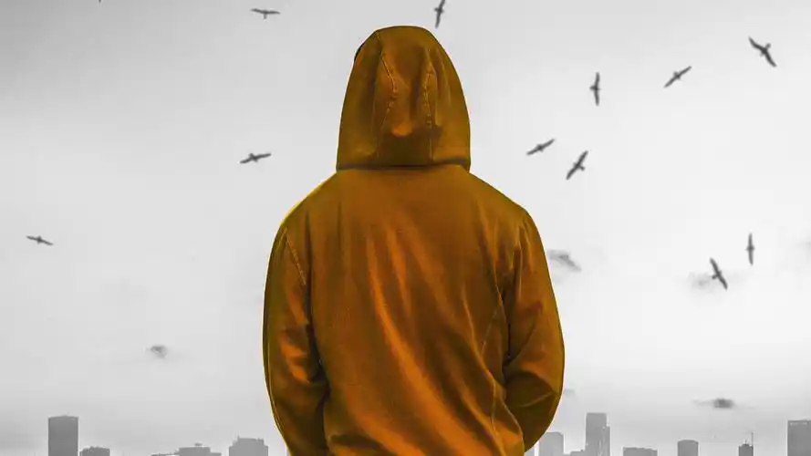 连帽衫男走向码头4k(4k)- 连帽衫壁纸,摄影壁纸,码头墙纸,高清壁纸,4k