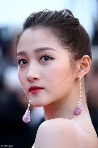 关晓彤亮相戛纳红毯 展现甜美公主风