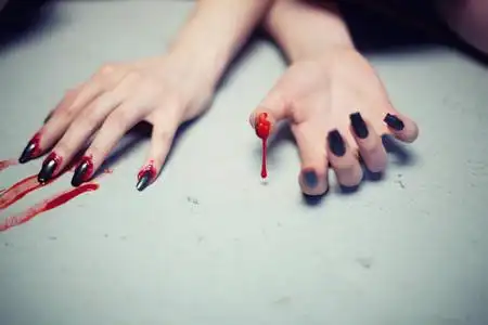 在雨中痛苦的女人在流血流泪黄色连衣裙的女孩特写亚洲儿童哭着流泪