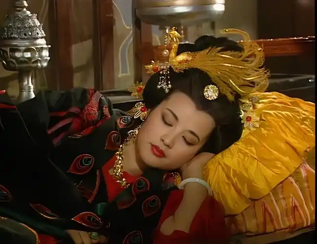 71岁刘晓庆仍热爱生活跑步健身直播卖书法999元一字惹争议