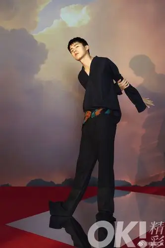 你们的男孩发福利啦刘昊然褪去上衣秀背部肌肉