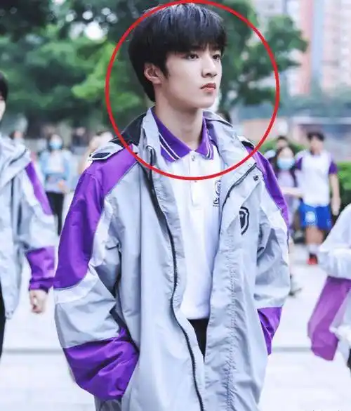 刘耀文回校拍毕业照:换校服后秒变高冷学长,就连气质都截然不同_舞台