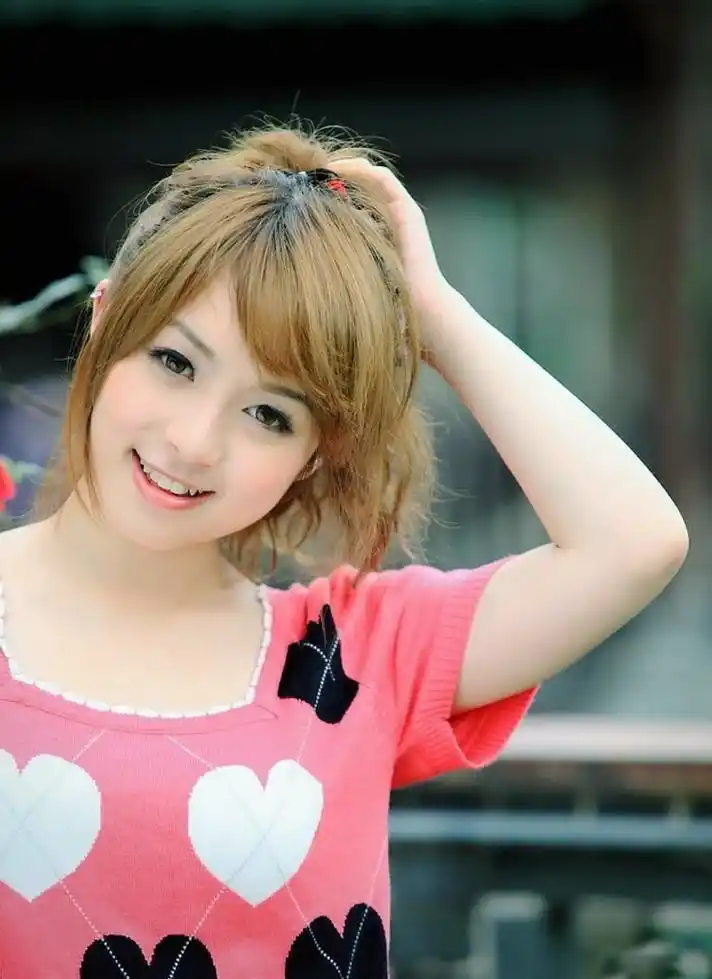 一个青春怡人,笑容甜美可爱的美丽女孩!