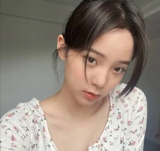 欧阳娜娜晒出了一组自己的照片,这也是欧阳娜娜在向粉丝们分享自己的