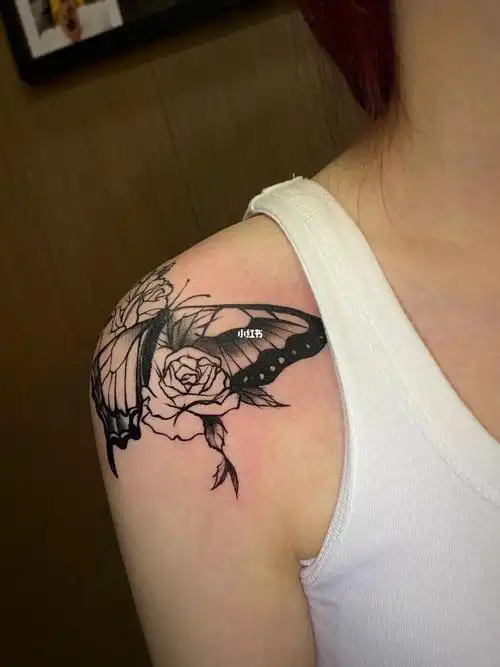 蝴蝶纹身肩部纹身