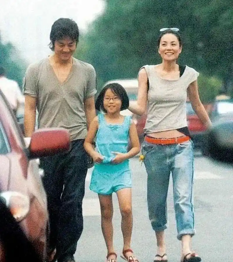 年轻时候的李亚鹏,看到这张照片,觉得王菲和他挺搭的  三个人的脸上都