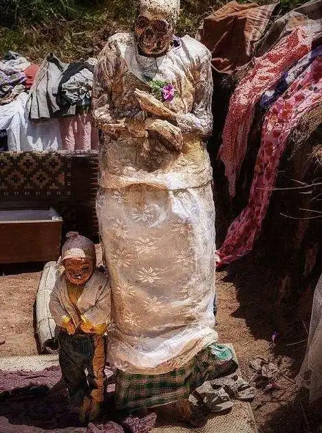 印度恐怖习俗:每年都要把亲人尸体挖出来梳洗打扮