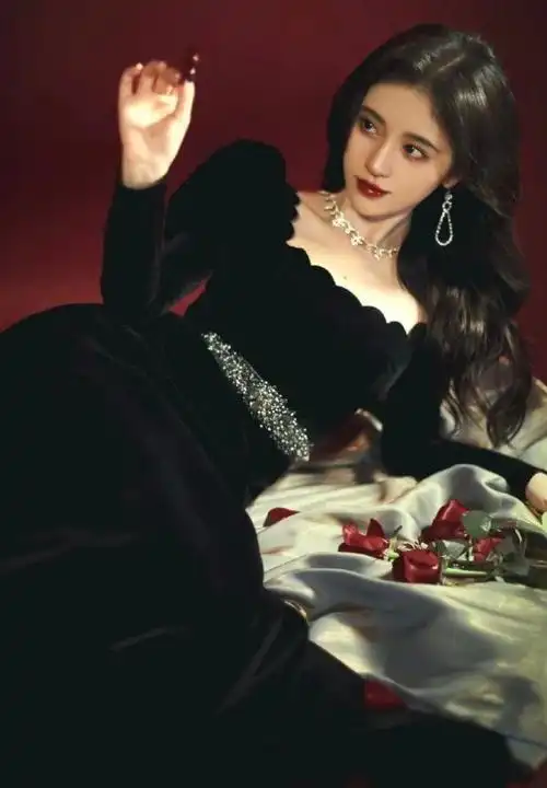 鞠婧祎一袭黑裙美成全场最靓谁注意她的手老天是公平的