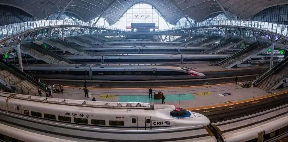 1月7日拍摄的武汉站站台(拼接照片).新华社记者 伍志尊 摄