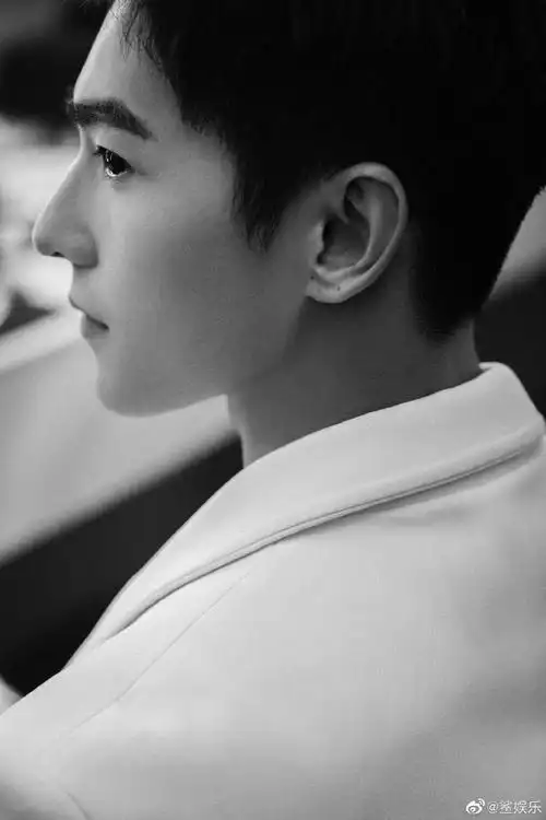杨洋黑白侧颜照